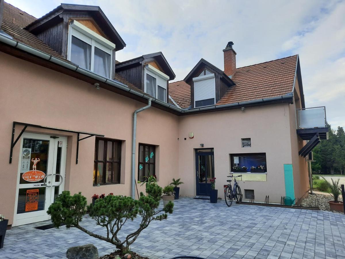 Fitt Apartman Lenti Extérieur photo